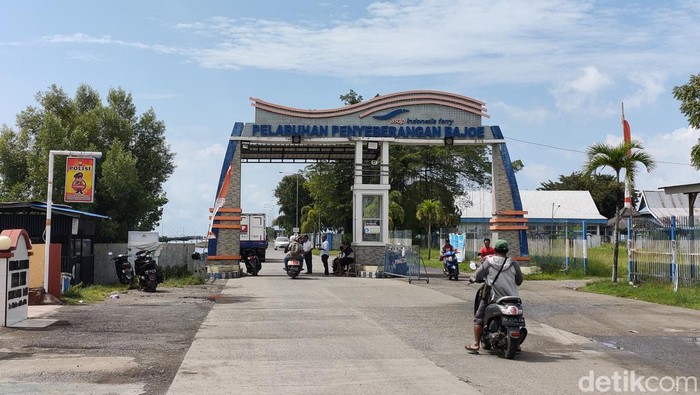 Praktik calo di Pelabuhan Bajoe, Bone banyak ditemukan (detikSulsel/Agung Pramono).
