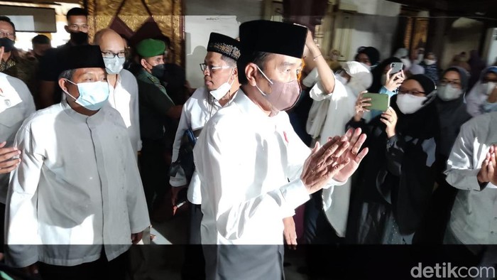 Presiden Jokowi melayat Buya Syafii Maarif di Masjid Gede Kauman, Kota Jogja, Jumat (27/5/2022).