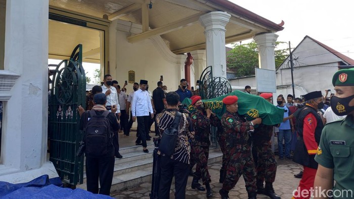 Presiden Jokowi melepas jenazah Buya Syafii Maarif di Masjid Gede Kauman untuk dibawa ke permakaman di Kulon progo, Jumat (27/5/2022).