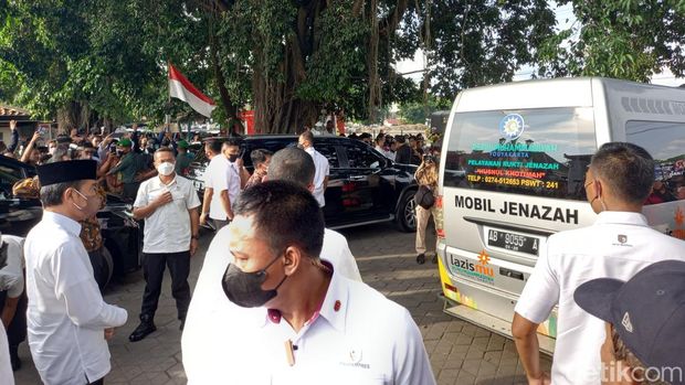 Presiden Jokowi melepas jenazah Buya Syafii Maarif di Masjid Gede Kauman untuk dibawa ke permakaman di Kulon progo, Jumat (27/5/2022).