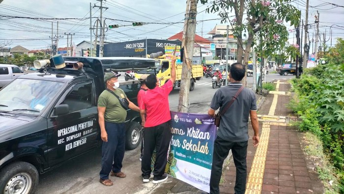 Puluhan Spanduk dan Banner yang sudah kedaluarsa diberangus Sat Pol PP Kota Denpasar disejumlah ruas jalan, Jumat (27/5/2022)