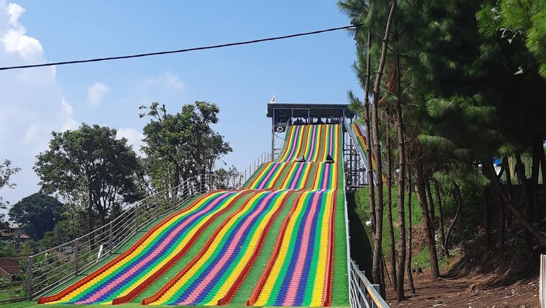 Rainbow Slide di Lembang, perosotan raksasa pertama di Bandung.