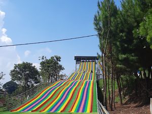 Rainbow Slide Lembang, Perosotan Raksasa dan Warna-warni yang Viral Itu