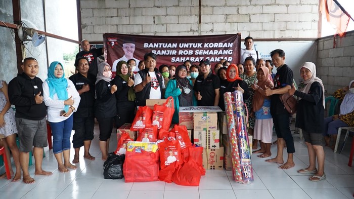 Relawan Ganjar Bagi-bagi Bansos