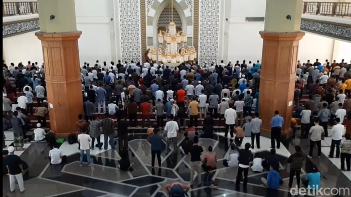Ribuan jemaah salah Jumat melaksanakan salat gaib bagi KH Syafii Maarif