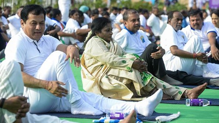 People participate in a mass yoga session at Lal Bahadur Shastri Stadium in Hyderabad on May  27, 2022. (Photo by Noah SEELAM / AFP) (Photo by NOAH SEELAM/AFP via Getty Images)