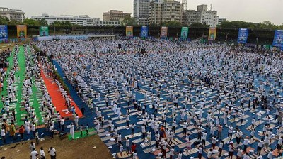 Lautan Manusia Ikut Yoga Massal di India, Ini Foto-fotonya