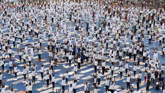 People participate in a mass yoga session at Lal Bahadur Shastri Stadium in Hyderabad on May  27, 2022. (Photo by Noah SEELAM / AFP) (Photo by NOAH SEELAM/AFP via Getty Images)