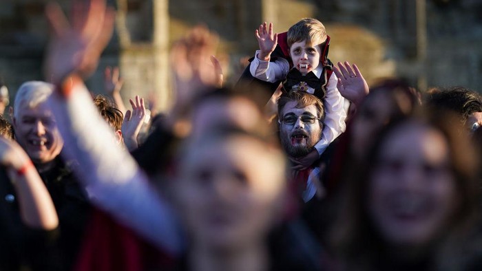 Ribuan 'Vampir' Berkumpul di Inggris untuk Pecahkan Rekor Dunia WHITBY, ENGLAND - MAY 26: People dressed as vampires react after a successful attempt to break the world record with 1369 counted at Whitby Abbey on May 26, 2022 in Whitby, England. To coincide with the anniversary of the first publication of Bram Stokerβs Dracula 125 years ago (26 May 1897), English Heritage attempt to set a new world record for the most amount of vampires gathered in one place. The current record stands at 1039 vampires set at Doswell in Virginia, USA in 2011. Strict rules on attire govern the record attempt and traditional vampire dress is defined as: black trousers, black skirt or a dress, black shoes, waistcoat, shirt, black cape or collared overcoat, and fangs on the top set of teeth. (Photo by Ian Forsyth/Getty Images)Ribuan 'Vampir' Berkumpul di Inggris untuk Pecahkan Rekor Dunia