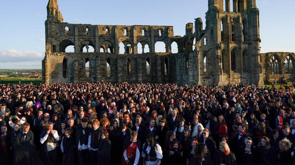 Ini dia penampakan ribuan vampir yang berkumpul di Biara Whitby, Inggris, Kamis (27/5/2022).