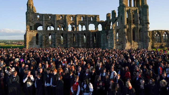 Ribuan 'Vampir' Berkumpul di Inggris untuk Pecahkan Rekor Dunia WHITBY, ENGLAND - MAY 26: People dressed as vampires react after a successful attempt to break the world record with 1369 counted at Whitby Abbey on May 26, 2022 in Whitby, England. To coincide with the anniversary of the first publication of Bram Stokerβs Dracula 125 years ago (26 May 1897), English Heritage attempt to set a new world record for the most amount of vampires gathered in one place. The current record stands at 1039 vampires set at Doswell in Virginia, USA in 2011. Strict rules on attire govern the record attempt and traditional vampire dress is defined as: black trousers, black skirt or a dress, black shoes, waistcoat, shirt, black cape or collared overcoat, and fangs on the top set of teeth. (Photo by Ian Forsyth/Getty Images)Ribuan 'Vampir' Berkumpul di Inggris untuk Pecahkan Rekor Dunia