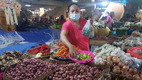 salah seorang pedagang yang ada di pasar Amlapura Timur