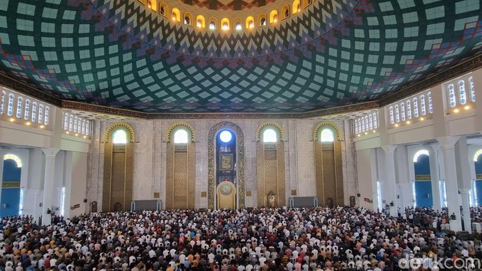Salat gaib untuk Buya Syafii Maarif di Masjid Al Akbar Surabaya.