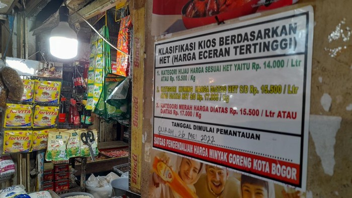 Satgas migor Bogor tempel stiker merah di 47 toko yang jual harga di atas HET