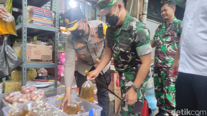 Satgas Pangan Sidoarjo sidak harga migor curah