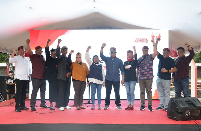 Sejumlah masyarakat Kalimantan Tengah yang tergabung dalam Desa untuk Ganjar (Des Ganjar) Kalteng mendeklarasikan Gubernur Jawa Tengah Ganjar Pranowo untuk maju sebagai Presiden 2024.