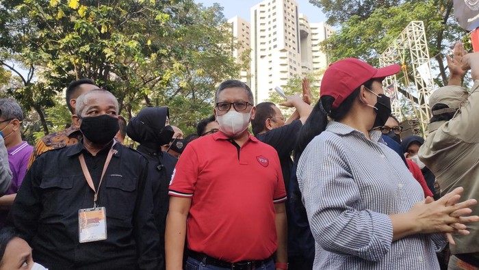 Sekjen PDI Perjuangan Hasto Kristiyanto (tengah kaus merah).