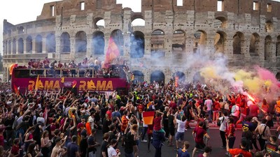 Semarak Fans AS Roma Penuhi Colosseum Rayakan Juara UEFA