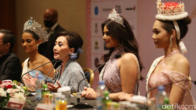 Setiap tahunnya Yayasan Puteri Indonesia dan Mustika Ratu selalu mengundang Miss Universe untuk menghadiri malam penobatan Puteri Indonesia.