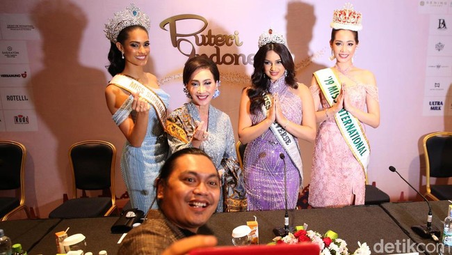 1st Runner Up Miss Supranational 2021 Karla Guilfu Acevedo, Penasehat Yayasan Puteri Indonesia Putri Kus Wisnu Wardani, Miss Universe 2021, Harnaaz Sandhu dan Miss International 2019 Sireethom Leeramwat menjawab beberapa pertanyaan dari wartawan saat berlangsungnya Press Confrence jelang final Puteri Indonesia 2022.