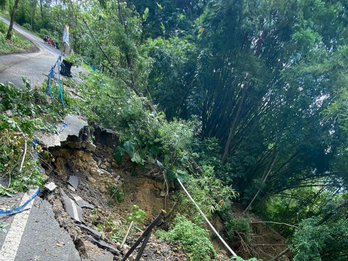Separuh Badan Jalan Juwangi-Kedungombo, Boyolali tergerus longsor, Jumat (27/5/2022).