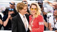 Kristen Stewart dan Lea Seydoux menghadiri sesi pemotretan untuk film Crimes of the Future saat Festival Film Cannes yang ke-75 di Palais des Festivals, Prancis.  Foto: WireImage/Samir Hussein