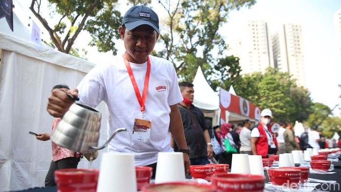 Serunya Icip-icip Kopi di Festival Kopi Tanah Air 2022 Festival Kopi Tanah Air 2022 sukses digelar di Parkir TImur Gelora Bung Karno (GBK) Senayan, Jakarta. Yuk, intip keseruannya.