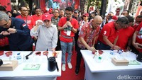 Di acara itu, hadir Sekjen DPP PDIP Hasto Kristiyanto bersama jajaran DPP PDIP lainnya seperti Sukur Nababan, Mindo Sianipar, Ribka Tjiptaning, Djarot Saiful Hidayat dan Wiryanti Sukamdani. Tampak juga Menkop dan UKM Teten Masduki, serta Wamen Pertanian Harvico Hasnul Qolbi.
