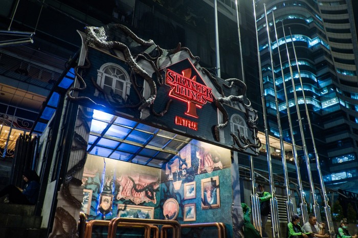Instalasi Stranger Things di Jakarta