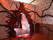 Video: POV Main Hunting Stamp di Instalasi Stranger Things M Bloc