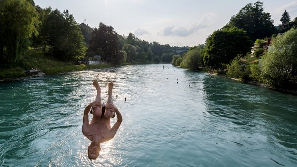Dirangkum dari situs resmi Kota Bern, Sungai Aare merupakan anak sungai Rhine dan jadi yang terpanjang di Swiss (Foto: CNN)