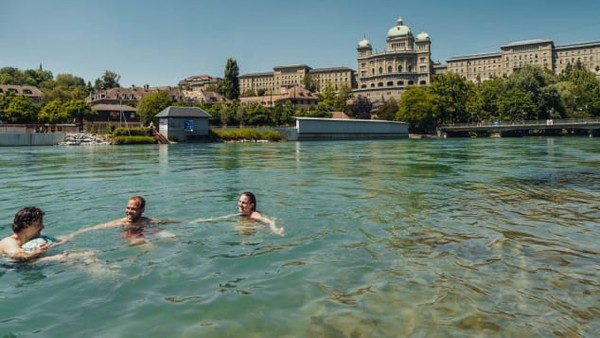 Saat Aare mengalir ke utara melewati Meiringen, sungai membelah Ngarai Aare yang indah. Setelah berbelok ke barat, ia meluas ke Danau Brienz yang glasial (Foto: CNN) Saat Aare mengalir ke utara melewati Meiringen, sungai membelah Ngarai Aare yang indah. Setelah berbelok ke barat, ia meluas ke Danau Brienz yang glasial (Foto: CNN)