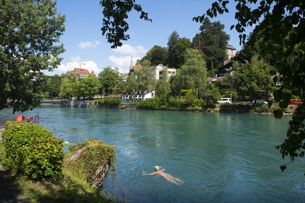 Air Sungai Aare berwarna biru kehijauan namun bening seperti kaca. Mengalir di tiga sisi kota Bern, berenang di sini jadi kegiatan yang umum dilakukan oleh warga Bern. Apalagi saat musim panas tiba (Foto: iStock)