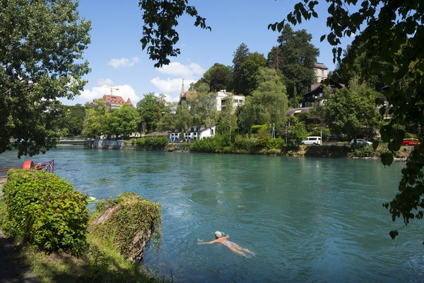 Air Sungai Aare berwarna biru kehijauan namun bening seperti kaca. Mengalir di tiga sisi kota Bern, berenang di sini jadi kegiatan yang umum dilakukan oleh warga Bern. Apalagi saat musim panas tiba (Foto: iStock) Air Sungai Aare berwarna biru kehijauan namun bening seperti kaca. Mengalir di tiga sisi kota Bern, berenang di sini jadi kegiatan yang umum dilakukan oleh warga Bern. Apalagi saat musim panas tiba (Foto: iStock)