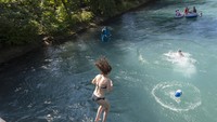 Tak hanya berenang, warga juga bisa melakukan banyak aktivitas air seperti mendayung sampai rafting (Foto: iStock)