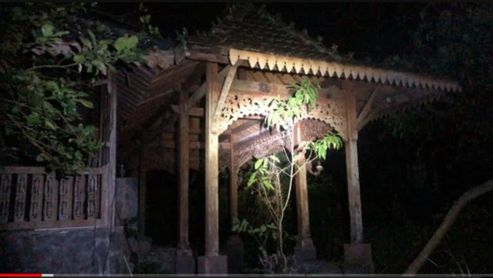 Tangkapan layar konten YouTube tentang rumah Asmuni yang terbengkalai di Yogyakarta, yang dibantah keluarga Asmuni.