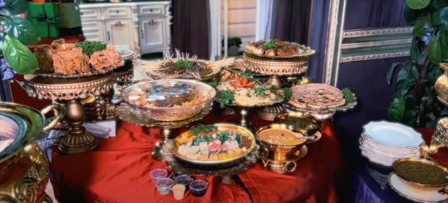 Berbagai jenis makanan pun sudah disiapkan oleh ibu Tasya Farasya itu untuk keluarganya yang datang. Momen kejutan ulang tahun Tasya dan kedua saudaranya itu kemudian diunggah oleh Tasya ke akun YouTube dan Instagramnya. Foto: YouTube/Tasya Farasya