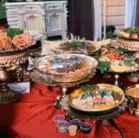 Berbagai jenis makanan pun sudah disiapkan oleh ibu Tasya Farasya itu untuk keluarganya yang datang. Momen kejutan ulang tahun Tasya dan kedua saudaranya itu kemudian diunggah oleh Tasya ke akun YouTube dan Instagramnya. Foto: YouTube/Tasya Farasya