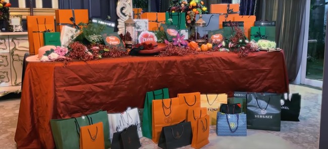 Salah satu yang berhasil membuat salfok adalah kado-kado yang telah disiapkan oleH Ala untuk ketiga putrinya. Tak hanya satu, Ala telah menyiapkan begitu banyak kado untuk Tasya, Tasyi, dan Selvi. Kado-kado yang diberikan pun tidak sembarangan dan berasal dari merek-merek ternama. Foto: YouTube/Tasya Farasya