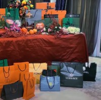 Salah satu yang berhasil membuat salfok adalah kado-kado yang telah disiapkan oleH Ala untuk ketiga putrinya. Tak hanya satu, Ala telah menyiapkan begitu banyak kado untuk Tasya, Tasyi, dan Selvi. Kado-kado yang diberikan pun tidak sembarangan dan berasal dari merek-merek ternama. Foto: YouTube/Tasya Farasya