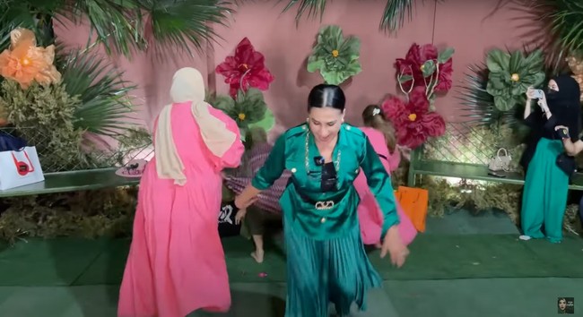 Awalnya ketiga anaknya itu diminta untuk berlomba mengambil kadonya masing-masing. Terlihat Tasya, Tasyi, dan Selvi yang begitu semangat langsung lari menuju tempat tumpukan kado. Foto: YouTube/Tasya Farasya