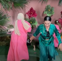 Awalnya ketiga anaknya itu diminta untuk berlomba mengambil kadonya masing-masing. Terlihat Tasya, Tasyi, dan Selvi yang begitu semangat langsung lari menuju tempat tumpukan kado. Foto: YouTube/Tasya Farasya