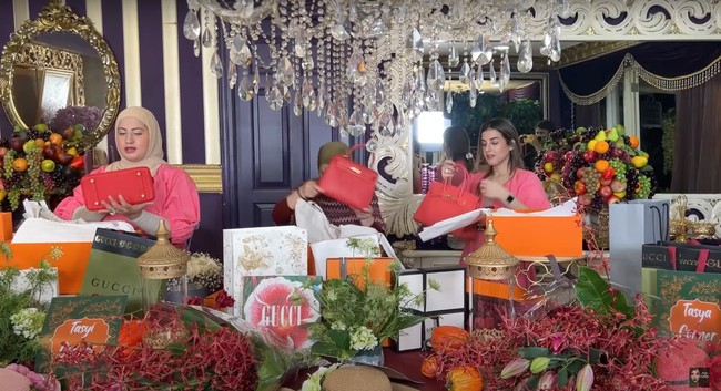 Seolah tak ada habisnya, ketiganya pun kembali mendapat kado dari ibunya yang merupakan pengusaha sekaligus sosialita itu. Kali ini isinya berupa tas mahal yang berasal dari merek ternama, Hermes. Foto: YouTube/Tasya Farasya