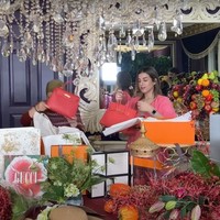 Seolah tak ada habisnya, ketiganya pun kembali mendapat kado dari ibunya yang merupakan pengusaha sekaligus sosialita itu. Kali ini isinya berupa tas mahal yang berasal dari merek ternama, Hermes. Foto: YouTube/Tasya Farasya