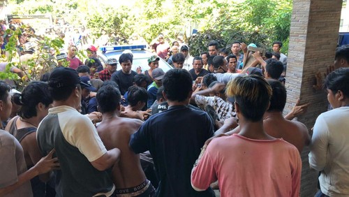 Terduga pelaku jambret terkena amukan masa usai membawa kabur atau menjambret Handphone milik bocah di Jalan Dusun Mapak Barat, Desa Kuranji Dalang, Kecamatan Labuapi Kabupaten Lombok Barat, NTB.