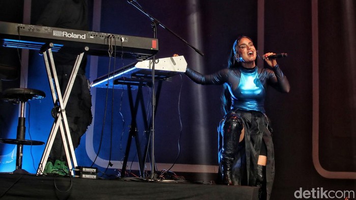 Terpesona Aksi Jojo di Panggung Java Jazz 2022 Joanna Levesque alias Jojo mejadi salah satu penampil utama di Java Jazz 2022. Aksi panggungnya membuat para penonton terbius.