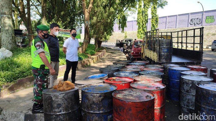 Tim Gabungan Polres Ciamis dan Kodim Ciamis melakukan sidak harga dan persediaan minyak goreng di Pasar Manis Ciamis.
