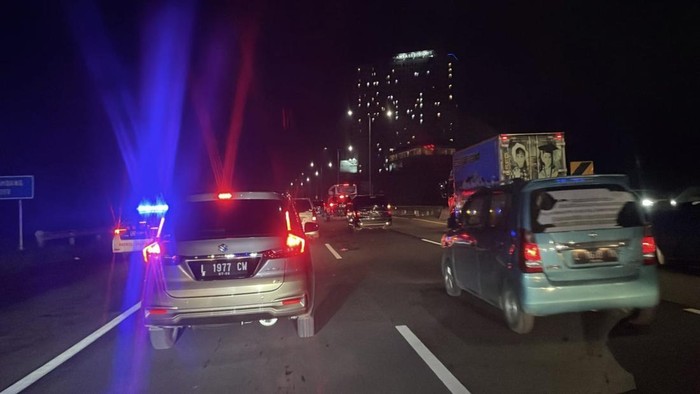 Tol Surabaya arah Porong macet. Kemacetan terjadi sejak mendekati gerbang keluar Sidoarjo.