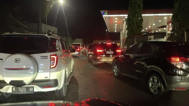 Tol Surabaya arah Porong macet. Kemacetan terjadi sejak mendekati gerbang keluar Sidoarjo.