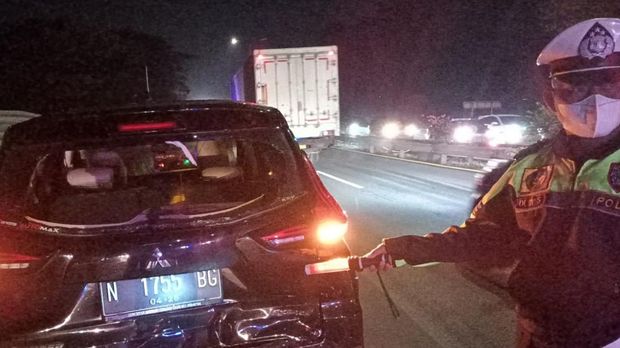Totolan kendaraan di Tol Surabaya-Porong